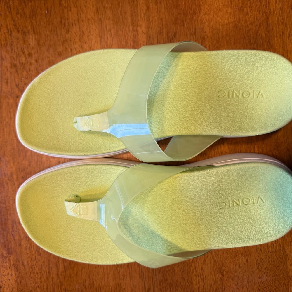 Vionic Green and White Sandals with Thong Design